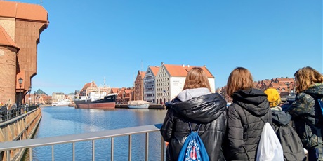 Powiększ grafikę: Uczniowie na tle widoku na Motławę. 