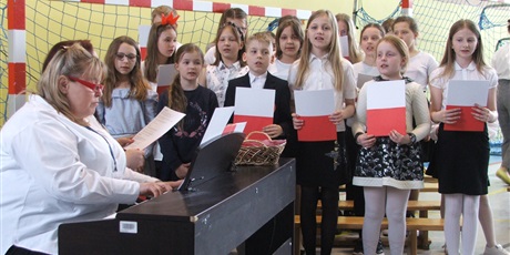 Powiększ grafikę: Dzieci z chóru szkolnego śpiewają pieśń.