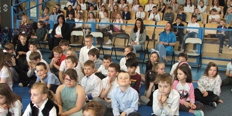Powiększ grafikę: Uczniowie klas młodszych na widowni.