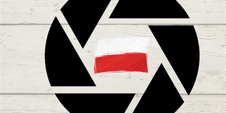 Powiększ grafikę: Flaga Polski w kadrze obiektywu. 