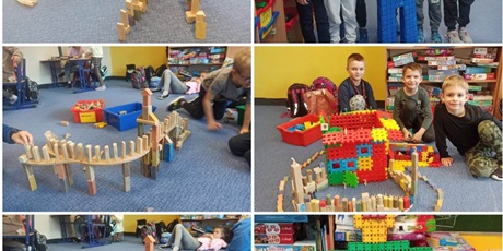 Powiększ grafikę: Dzieci prezentują swoje budowle z klocków drewnianych i kolorowych klocków plastikowych.