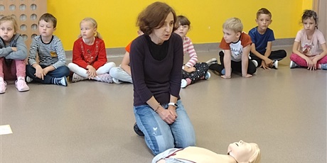 Powiększ grafikę: Pani Iwona tłumaczy dzieciom zasady udzielania pierwszej pomocy przedmedycznej. 